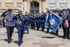 poczet sztandarowy z opuszczoną flagą stoi na dziedzińcu Wawelu