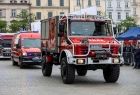 Strażacki samochód Unimog w wersji ratownictwa wysokościowego.