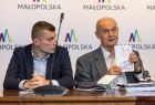Michał Główka i Marek Kosicki pokazują folder wyścigu