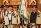 jeden z pocztów sztandarowych w strojach regionlnych podczas zjazdu Związku Podhalan