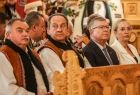 widok na ławkę w kościele i siedzących gości po środku Marszałek Małopolski Witold Kozłowski 