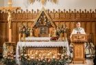 widok na ołtarz w kościele podczas uroczystości zjazdu