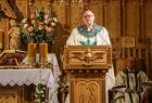 ksiądz przy mównicy w kościele gdzie odbywały się uroczystości
