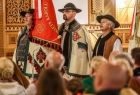 poczet sztandarowy w strojach regionalnych w kościele podczas uroczystości