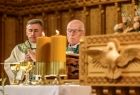 księża koncelebrujący Mszę Święta przy ołtarzu