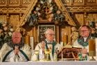 księża koncelebrujący Mszę Świętą przy ołtarzu