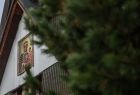 widok na obraz wiszący nad wejściem do kościoła