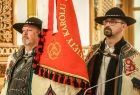 widok na poczet sztandarowy w strojach regionalnych w kościele