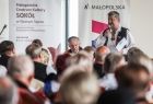 jeden z zaproszonych gości przemawia podczas zjazdu