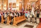 widok na uczestników uczestniczących w kościele wśród nich poczty sztandarowe
