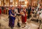górale w strojach regionalnych przynoszą dary do kościoła