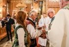 górale w strojach regionalnych przekazują księdzowi dary