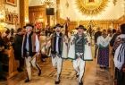górale w strojach regionalnych stojących po środku kościoła
