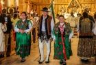 górale w strojach regionalnych po środku koscioła