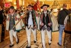 górale w strojach regionalnych po środku koscioła