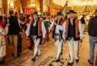 górale w strojach regionalnych po środku koscioła