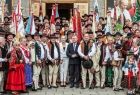 pamiątkowe zdjęcie uczestników Zjazdu Podhalan w środku Marszałek Małopolski Witold Kozłowski 
