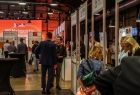 Uczestnicy forum w strefie wystawienniczej