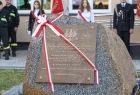 Obelisk z biało-czerwoną wstążką
