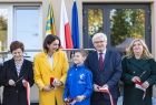 Marta Malec-Lech i Józef Gawron trzymają kawałki wstęgi