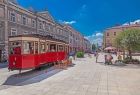 Widok na tramwaj z ulicy Krakowskiej w Tarnowie