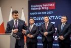 Wicemarszałek Łukasz Smółka stoi przy mównicy i przemawia.