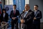 Minister Andrzej Adamczyk stoi przy mikrofonie.
