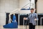 Wicemarszałek Łukasz Smółka stoi przy mikrofonie.