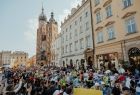 maratończycy na Rynku Głównym w Krakowie 