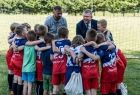 Na zdjęciu Pan Marszałek Witold Kozłowski na boisku z dziećmi.