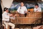 grupa osób na scenie