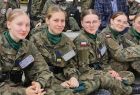 zbliżenie na dziewczęta jednej z klas mundurowych - siedzące w mundurach wojskowych