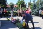 Mirosław Dróżdż składa kwiaty