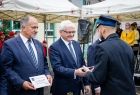 Wicemarszałek Józef Gawron gratuluje strażakom jubileuszu