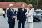 Grupa zaproszonych gości stoi rozmawiając