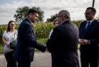 Wicemarszałek Łukasz Smółka podaje rękę ministrowi.
