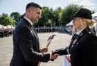 Wicemarszałek Łukasz Smółka wręcza prezes OSP toporek strażacki.