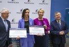 Marszałek Małopolski Witold Kozłowski, członek zarządu województwa Iwona Gibas, radny województwa Tadeusz Arkit oraz przedstawicielka samorządu prezentująca otrzymaną promesę