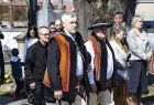 uczestnicy inauguracji sezonu pasterskiego po środku w stroju góralskim Jan Piczura wiceprzewodniczący Sejmiku