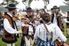 kapela góralska w strojach regionalnych z instrumentami grająca podczas uroczystości w Ludźmierzu