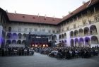 Dziedziniec arkadowy, na pierwszym planie publiczność, w tle scena