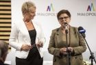 Była premier Beata Szydło oraz Iwona Gibas z Zarządu Województwa Małopolskiego podczas krótkiego wspólnego wystąpienia