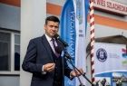 Wicemarszałek Łukasz Smółka stoi przy mikrofonie.