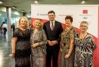 Wicemarszałek Łukasz Smółka stoi z czterema seniorkami.