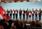 Nagrodzeni przedsiębiorcy wraz z prezydentem RP Andrzejem Dudą na scenie