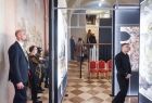 Ludzie zwiedzający wystawę w Krypcie u Pijarów, przyglądający się dziełom