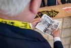 Wicemarszałek Józef Gawron przegląda komiks.