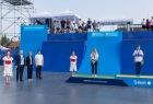 Ceremonia medalowa. Sportowcy stoją na podium, obok stoi wicemarszałek Łukasz Smółka.