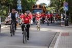 Grupa osób jeździ na rowerze