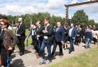 Uczestnicy wydarzenia zmierzający na miejsce obchodów w byłym obozie Birkenau